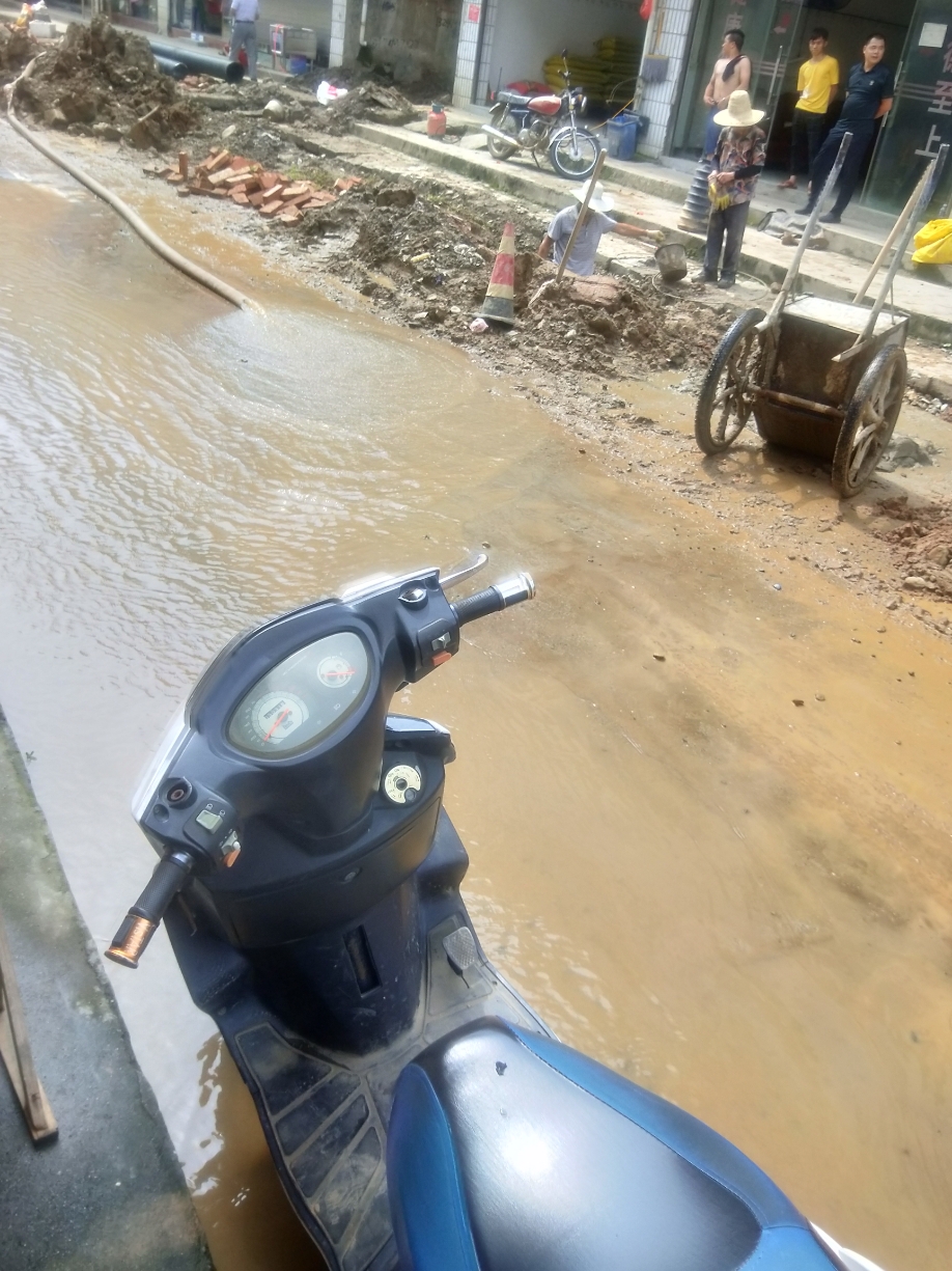 镇上施工积水