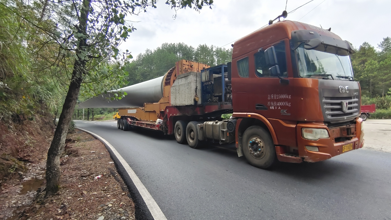 卡车托运着很奇怪的东西