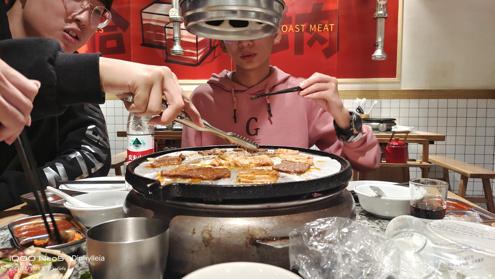 和轮滑社的其他社员一起烤肉