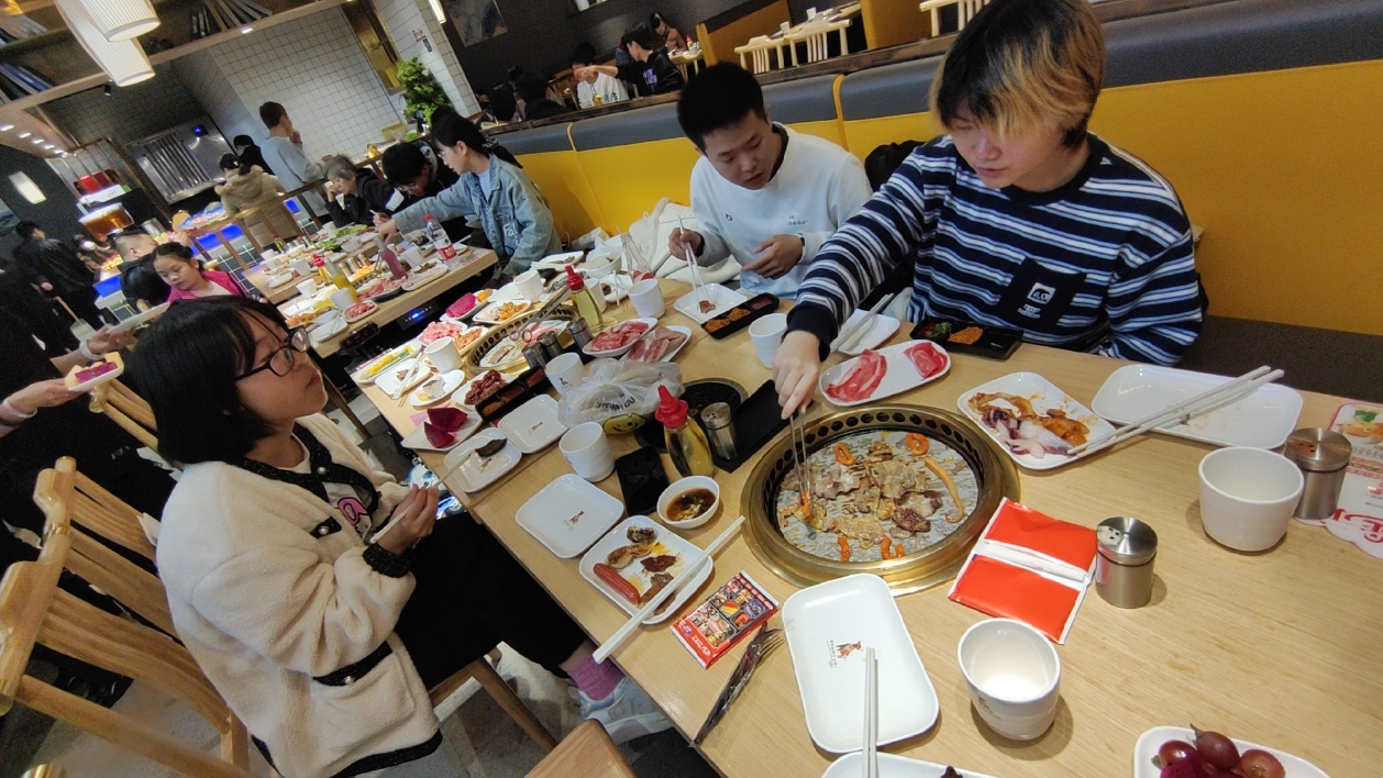 和轮滑社的其他社员一起烤肉