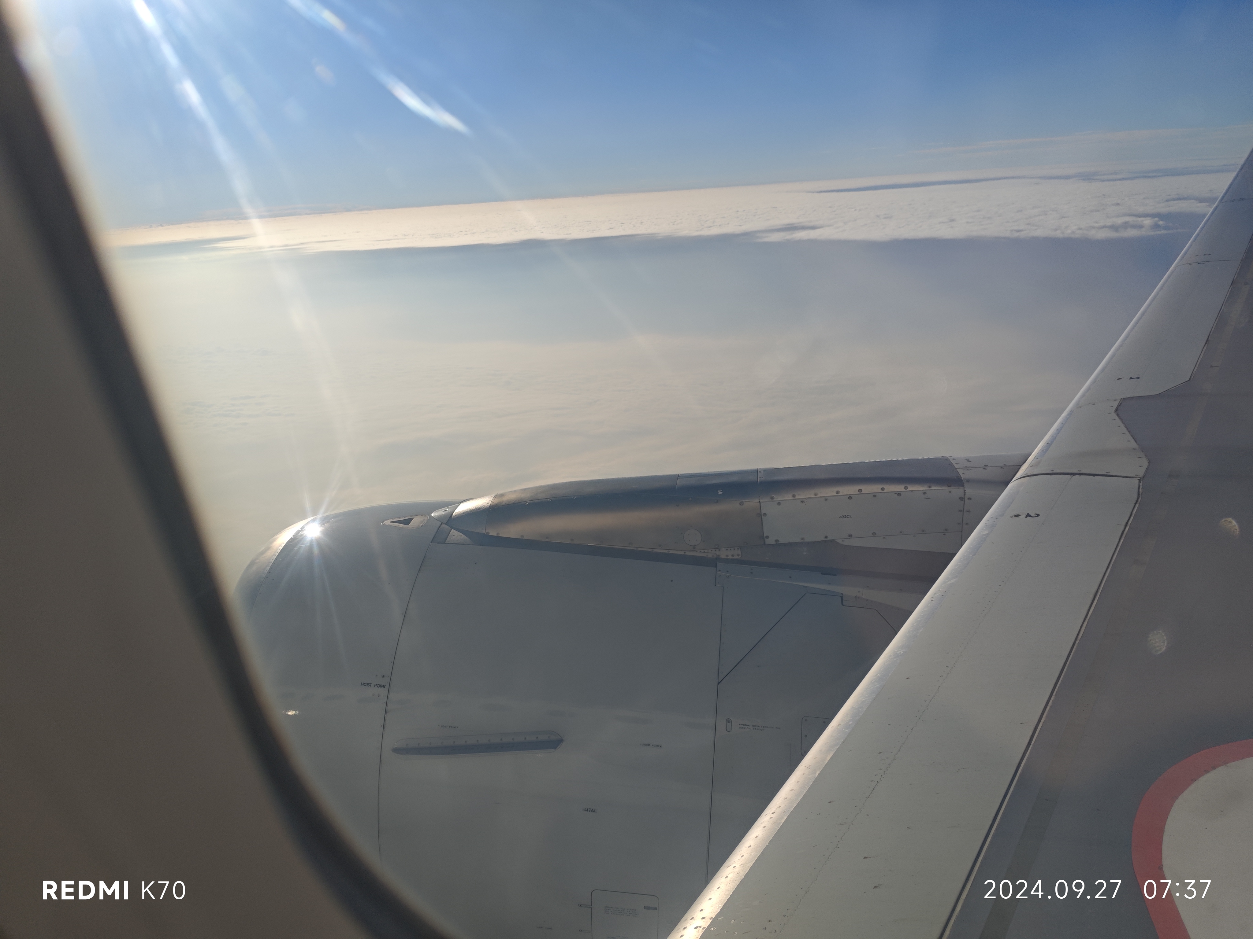 在飞机上从窗口看向下面的云层